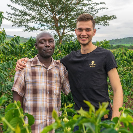 Paul aus Kenya auf seiner Kaffeefarm Ol´Ochoy mit Chris von Mehrwert Kaffee